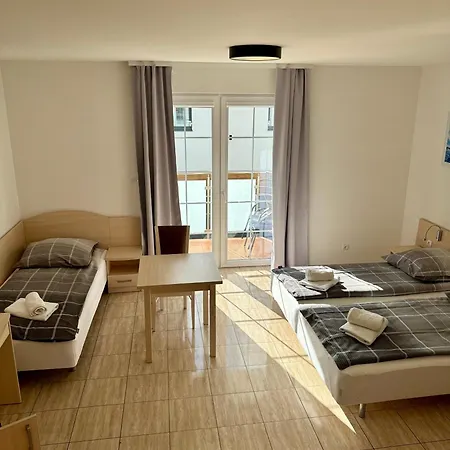 Aneta Oda ve Kahvaltı 3*